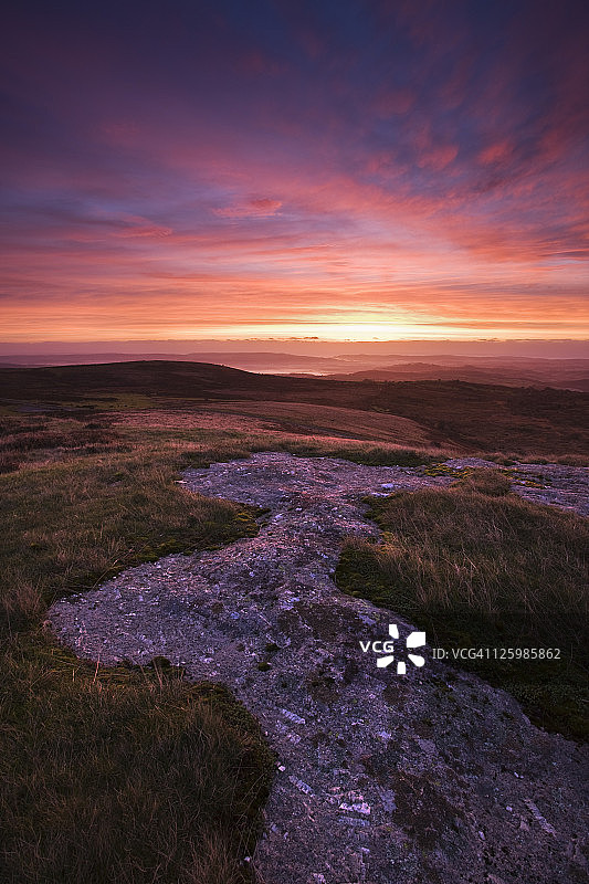 英格兰德文郡鞍托尔的黎明日出图片素材