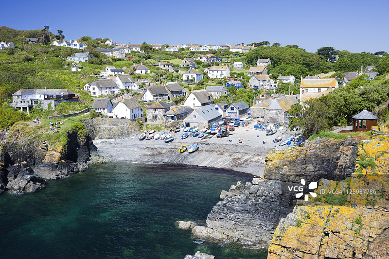 阳光明媚的早晨，在英国康沃尔蜥蜴半岛的卡德格威斯村图片素材