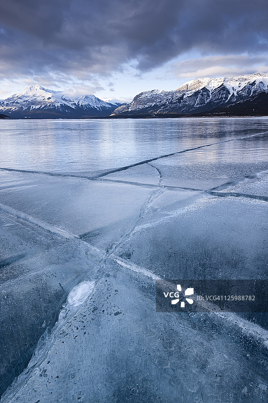 加拿大落基山亚伯拉罕湖冰冻冰裂湖面（2010年2月15日）图片素材
