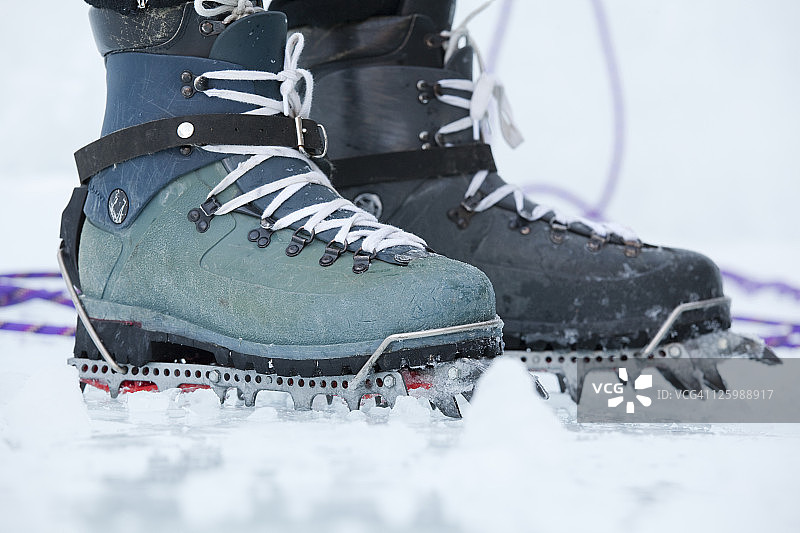 加拿大落基山脉克莱恩峡谷攀冰靴的特写图片素材