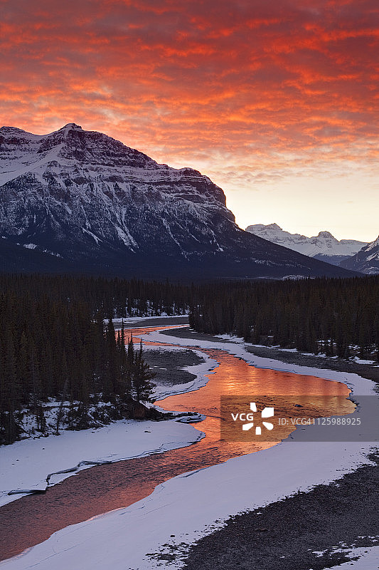 加拿大落基山脉的鲜艳晚霞图片素材