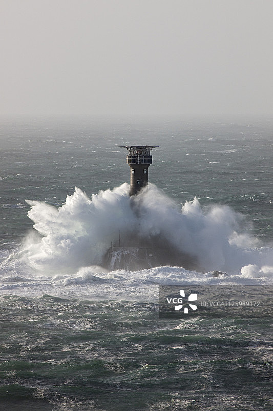 大西洋风暴中被海浪拍打的长船灯塔，英国康沃尔郡兰兹角图片素材