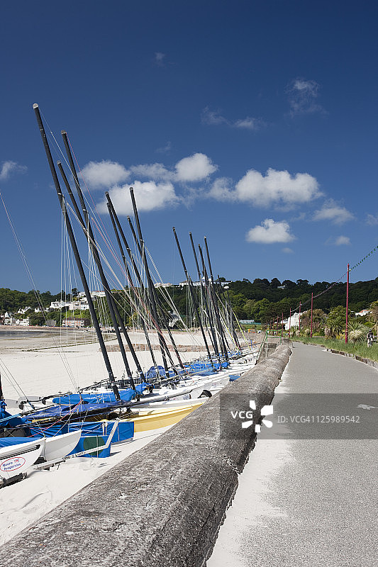停泊在圣欧班湾的帆船，泽西岛，海峡群岛图片素材