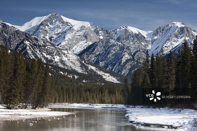 加拿大阿尔伯塔省班夫国家公园的锯齿山脉图片素材