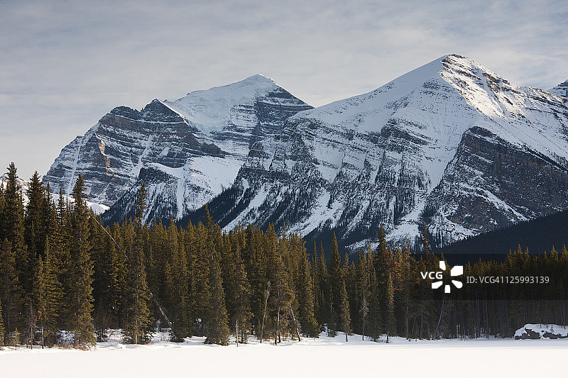 加拿大班夫国家公园的赫伯特湖图片素材