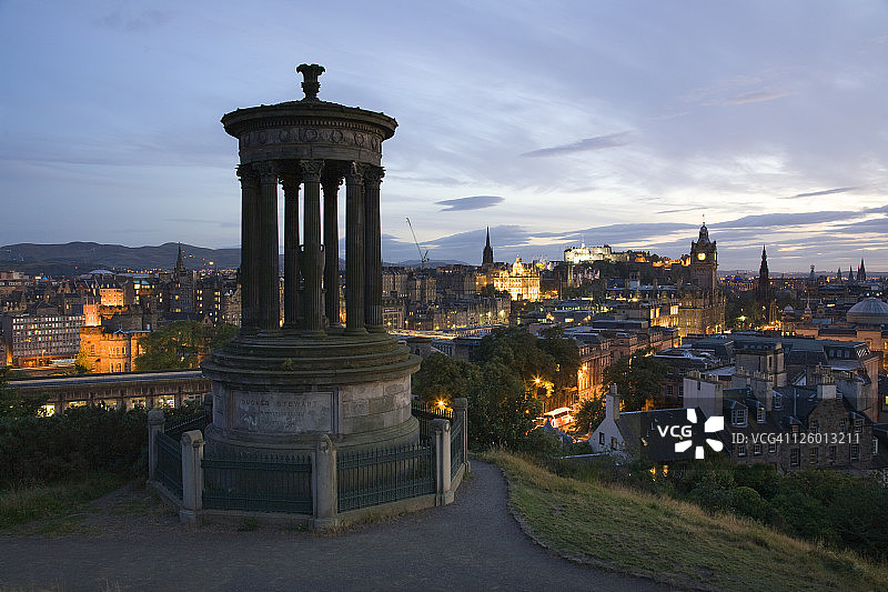 黄昏时分从卡尔顿山俯瞰爱丁堡，热门旅游景点和地标图片素材