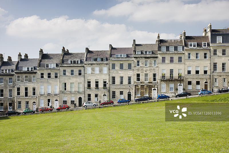 巴斯皇家新月，格鲁吉亚联排房屋外的汽车图片素材