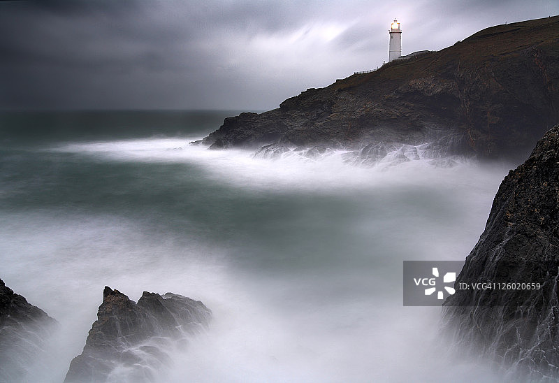 风暴中的特雷沃斯灯塔，英国康沃尔郡特雷沃斯角图片素材