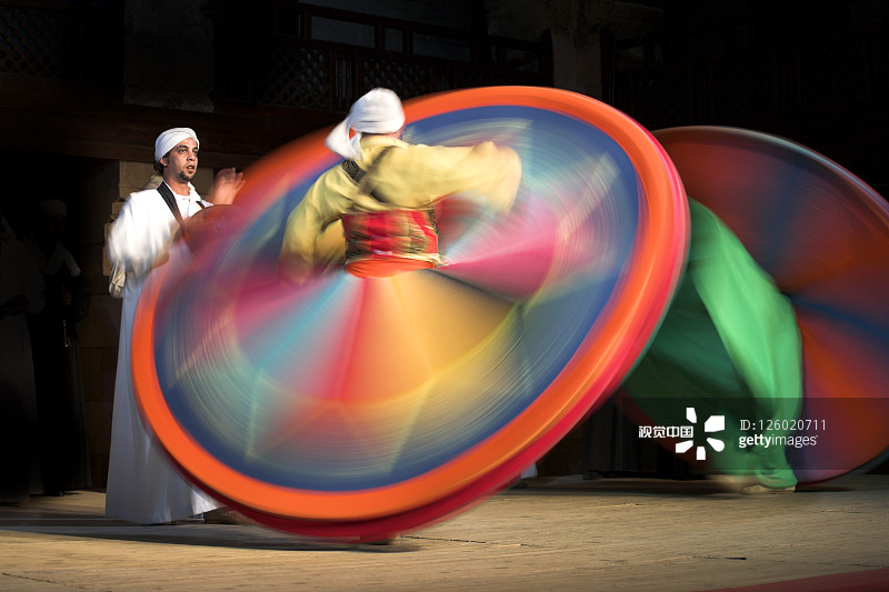 埃及开罗的独奏鼓手和两位苏菲舞者图片素材