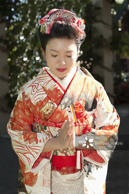 一位穿着和服的美丽日本女性图片素材