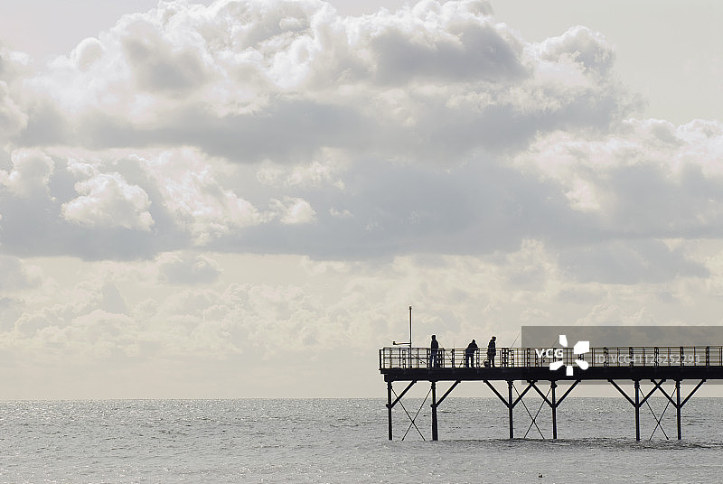 码头上的剪影图片素材