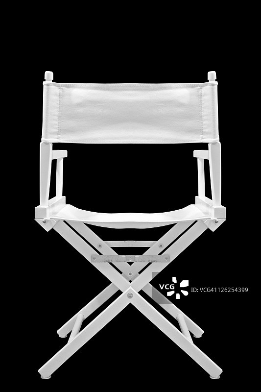 黑色背景上的白色导演椅背面图片素材