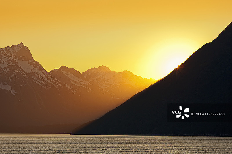 林恩运河和奇尔卡特山脉的日落图片素材