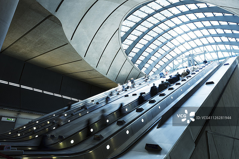 乘坐自动扶梯的通勤者们图片素材