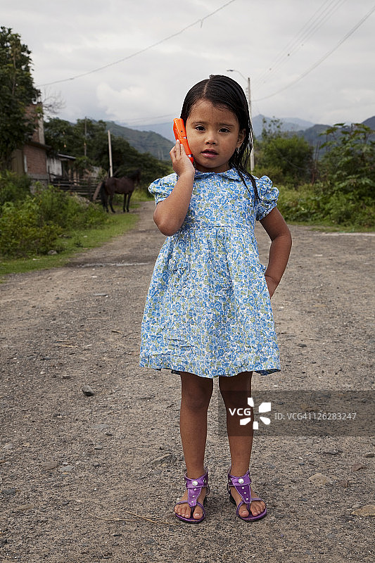 厄瓜多尔比尔卡班巴使用玩具电话的女孩肖像（2-3岁）图片素材