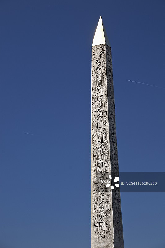 卢克索方尖碑与蓝天图片素材