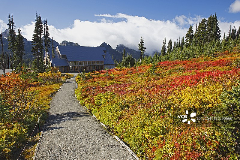 雷尼尔山国家公园内，小路尽头的建筑物俯瞰着秋色中的塔图什山图片素材