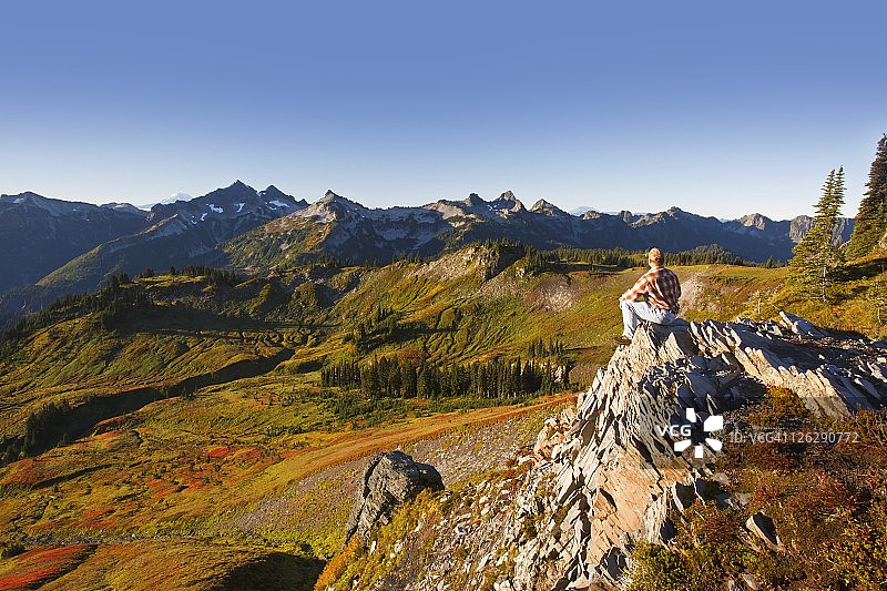 徒步旅行者在秋天眺望雷尼尔山国家公园的塔图什山图片素材