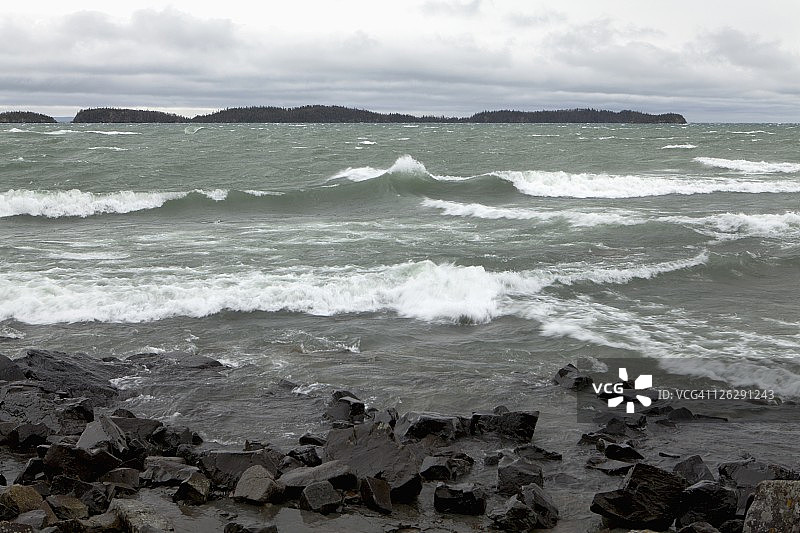 苏必利尔湖岩石海岸线上破碎的波浪图片素材