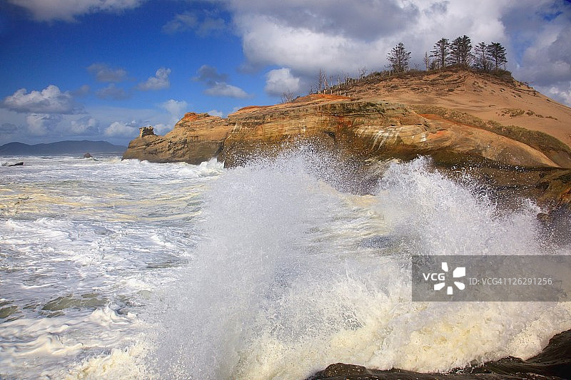 海浪拍打岩石图片素材