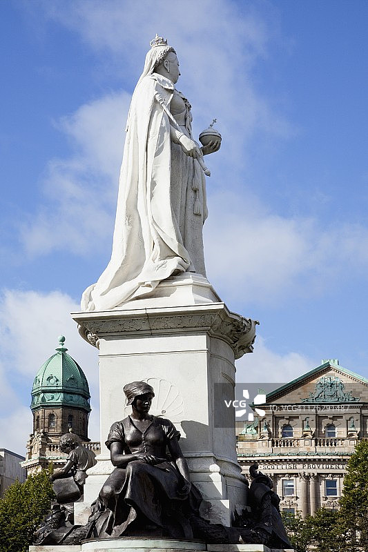 贝尔法斯特市政厅的维多利亚女王雕像图片素材