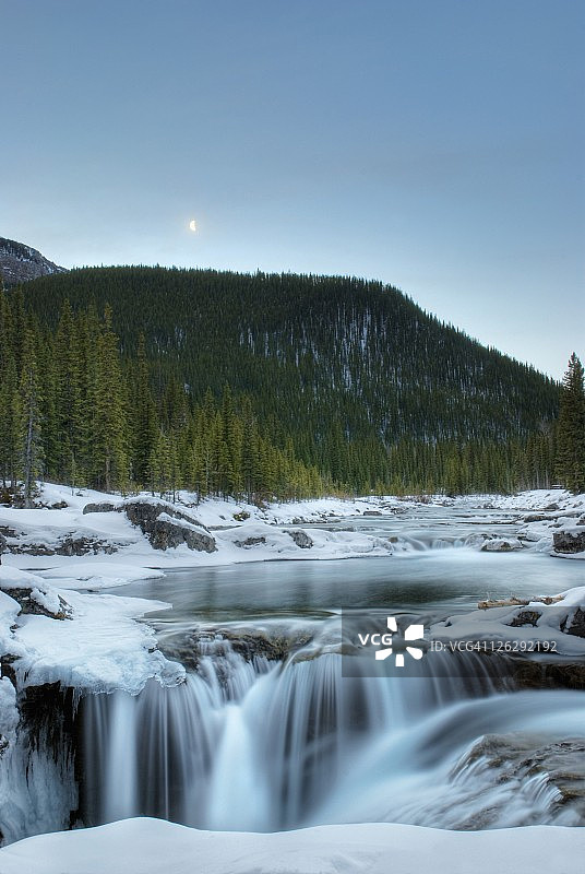 加拿大落基山脉中部分冰冻的瀑布图片素材