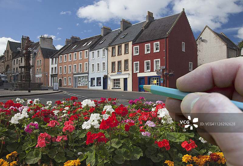 手握铅笔的城镇数字增强图像图片素材