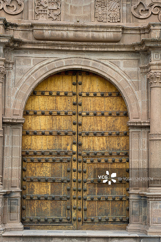 通往华丽建筑的双开门图片素材