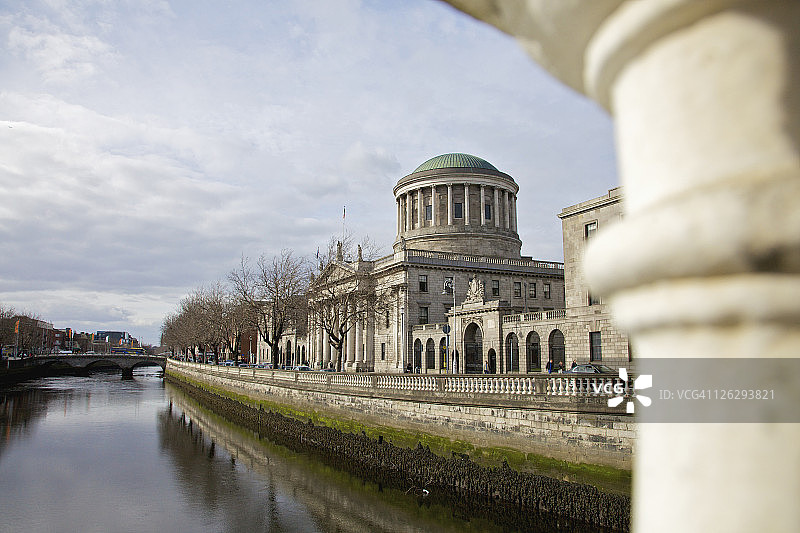 爱尔兰利菲河上的四座法院图片素材