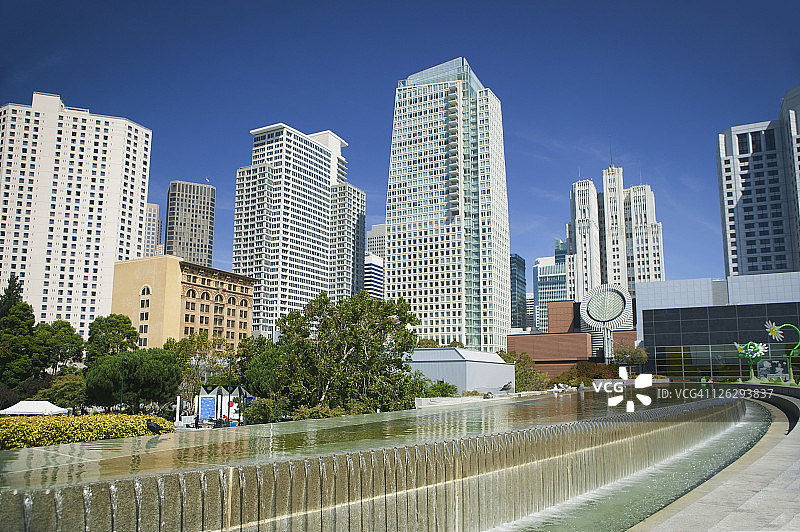 芳草地花园的露台喷泉图片素材