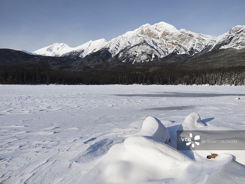 冬季冰冻金字塔湖后面的金字塔山图片素材