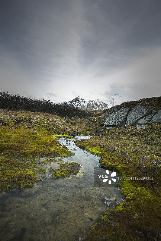 以山为背景的小溪图片素材