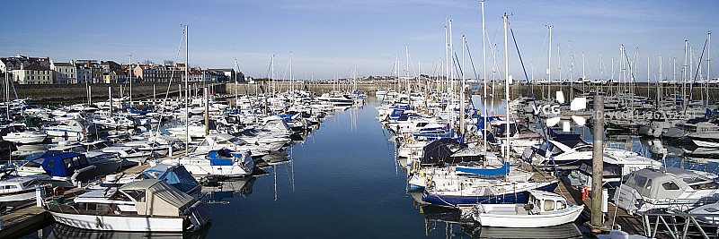 根西岛圣彼得港口停泊船只全景图片素材