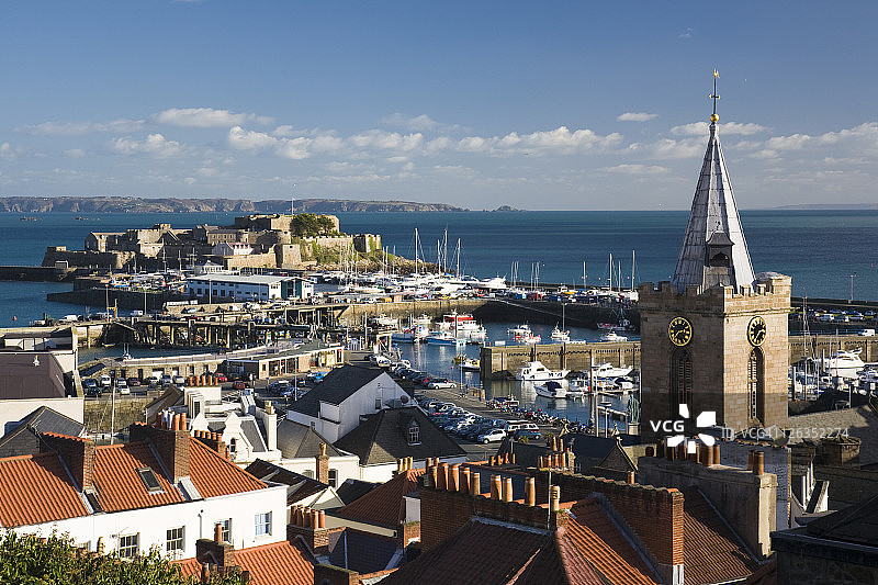 圣彼得港港口，远处可见科内特城堡的屋顶景观图片素材