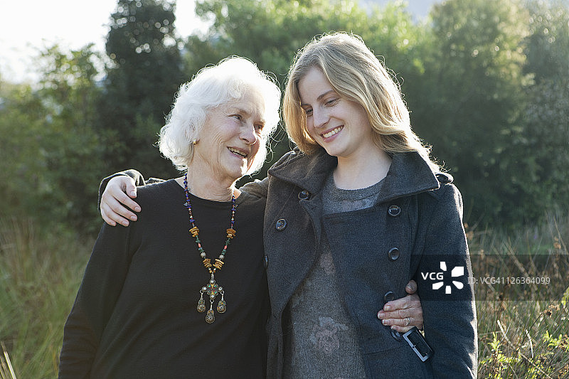 奶奶拥抱孙女图片素材