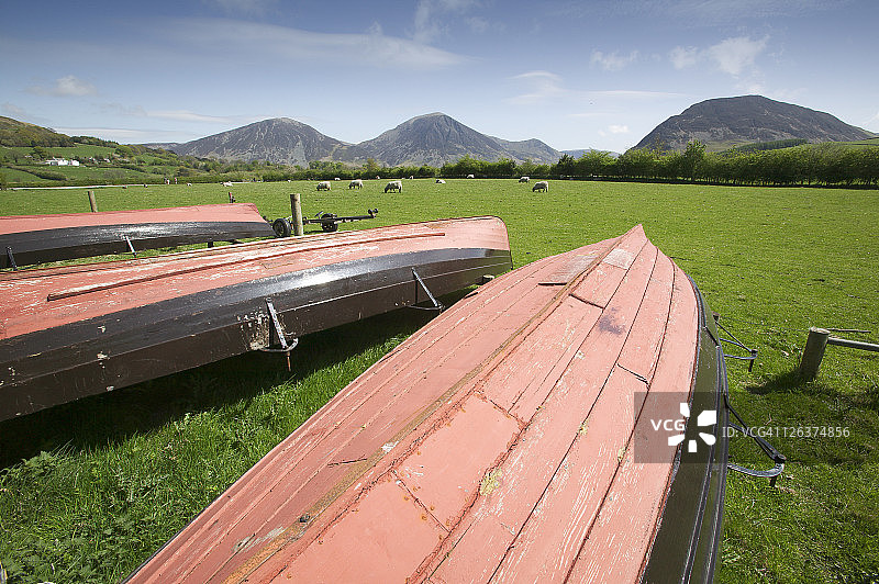 洛伊斯沃特附近田野里翻倒的船只图片素材