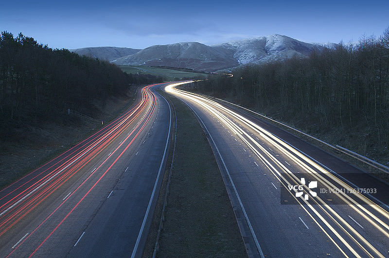 夜晚的M6高速公路和豪吉尔山图片素材