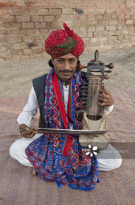 拉贾斯坦邦坎贝利亚音乐家演奏萨朗吉琴图片素材