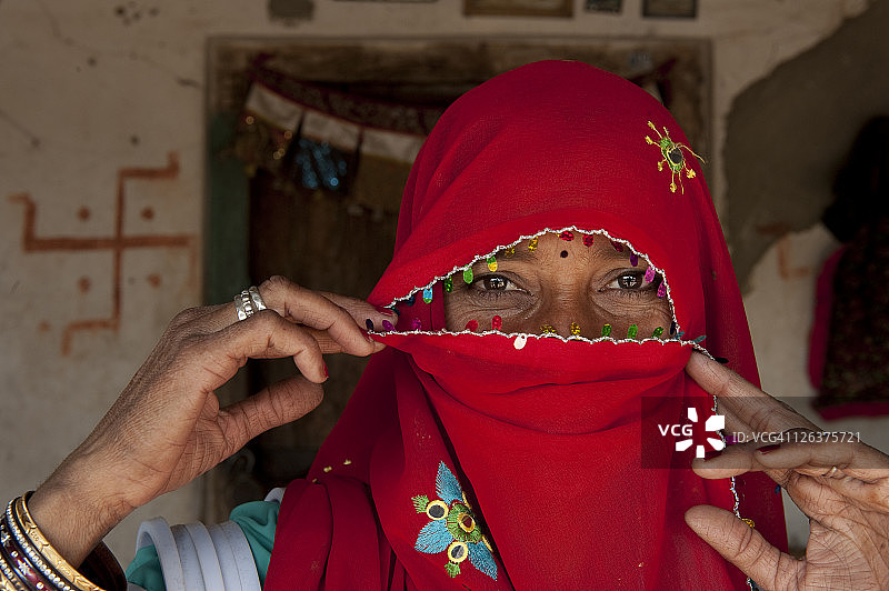 比什诺伊族妇女用围巾遮面，印度拉贾斯坦邦图片素材