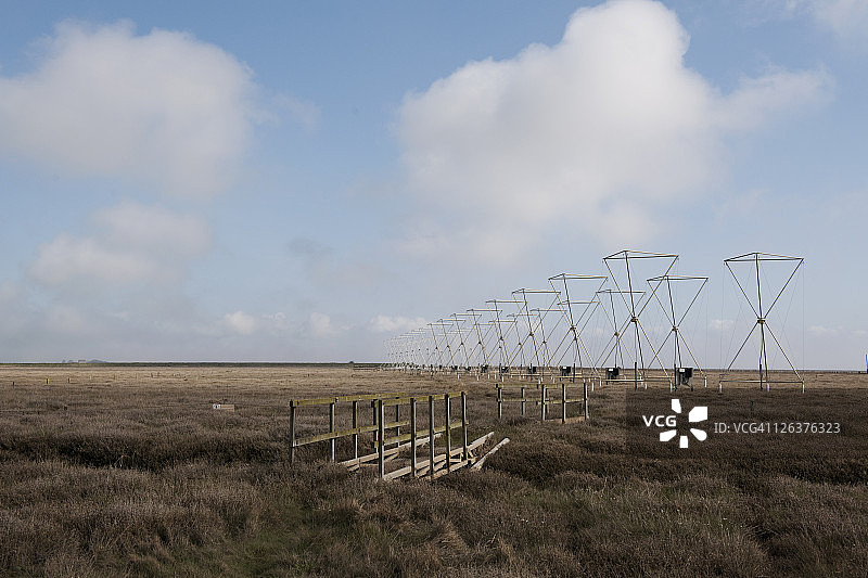 位于英国埃塞克斯郡布拉德韦尔沼泽的雷达装置图片素材