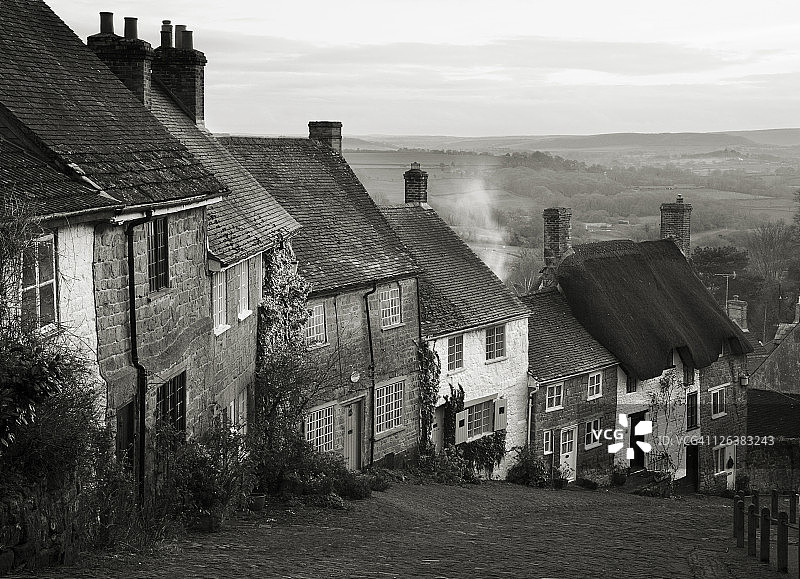 俯视拍摄多塞特郡沙夫茨伯里村黄金山的一排小屋图片素材