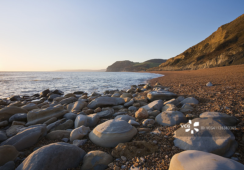 多塞特郡阳光明媚的日子里，从东埃布看到的金帽岩石海岸线图片素材