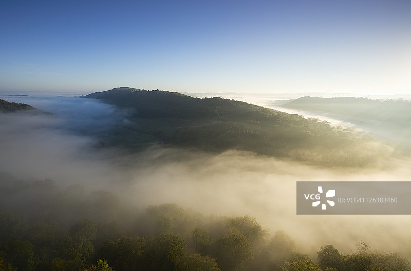 赫里福德郡赛蒙兹亚特怀伊河上的晨雾图片素材