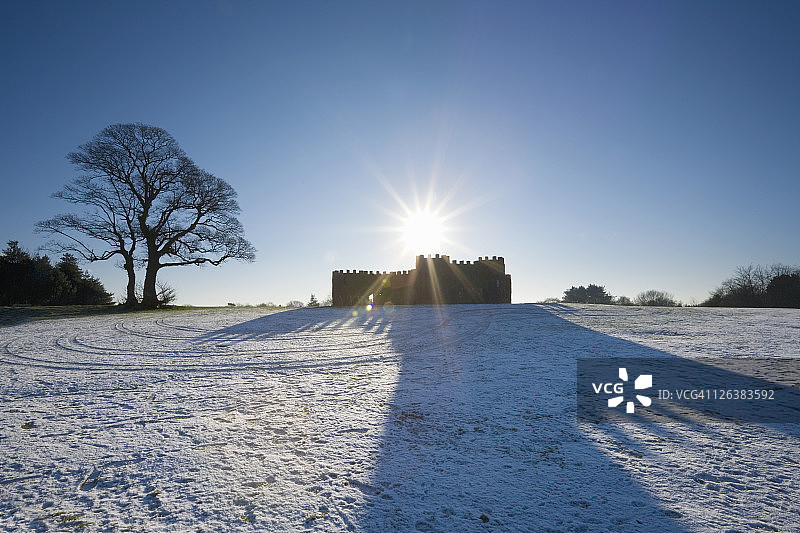 利基山乡村公园烽火山上类似城堡的观景台，近英国伍斯特郡伯明翰图片素材