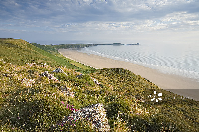 从罗斯里丘陵望向沃姆斯 head 的罗斯里湾景观，威尔士，英国图片素材