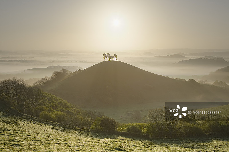 多塞特郡科尔默山和马什伍德谷的晨雾，英国图片素材