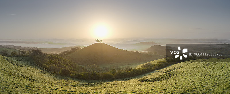 多塞特郡科尔默山和马什伍德谷的晨雾，英国图片素材