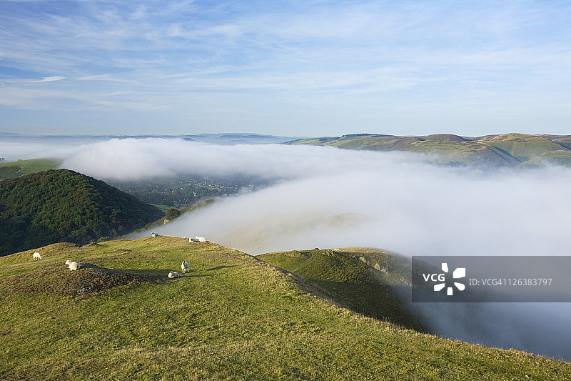 英格兰什罗普郡卡尔卡拉多克山上俯瞰教堂斯特雷顿和远处Long Mynd的薄雾图片素材