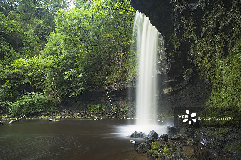 斯库德·格拉迪斯瀑布，靠近英国威尔士波伊斯布雷肯比肯斯国家公园的蓬特内德费坎图片素材