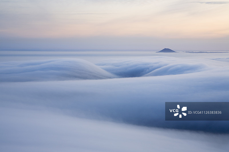 什罗普郡丘陵上薄雾笼罩的雷金山，英国什罗普郡图片素材